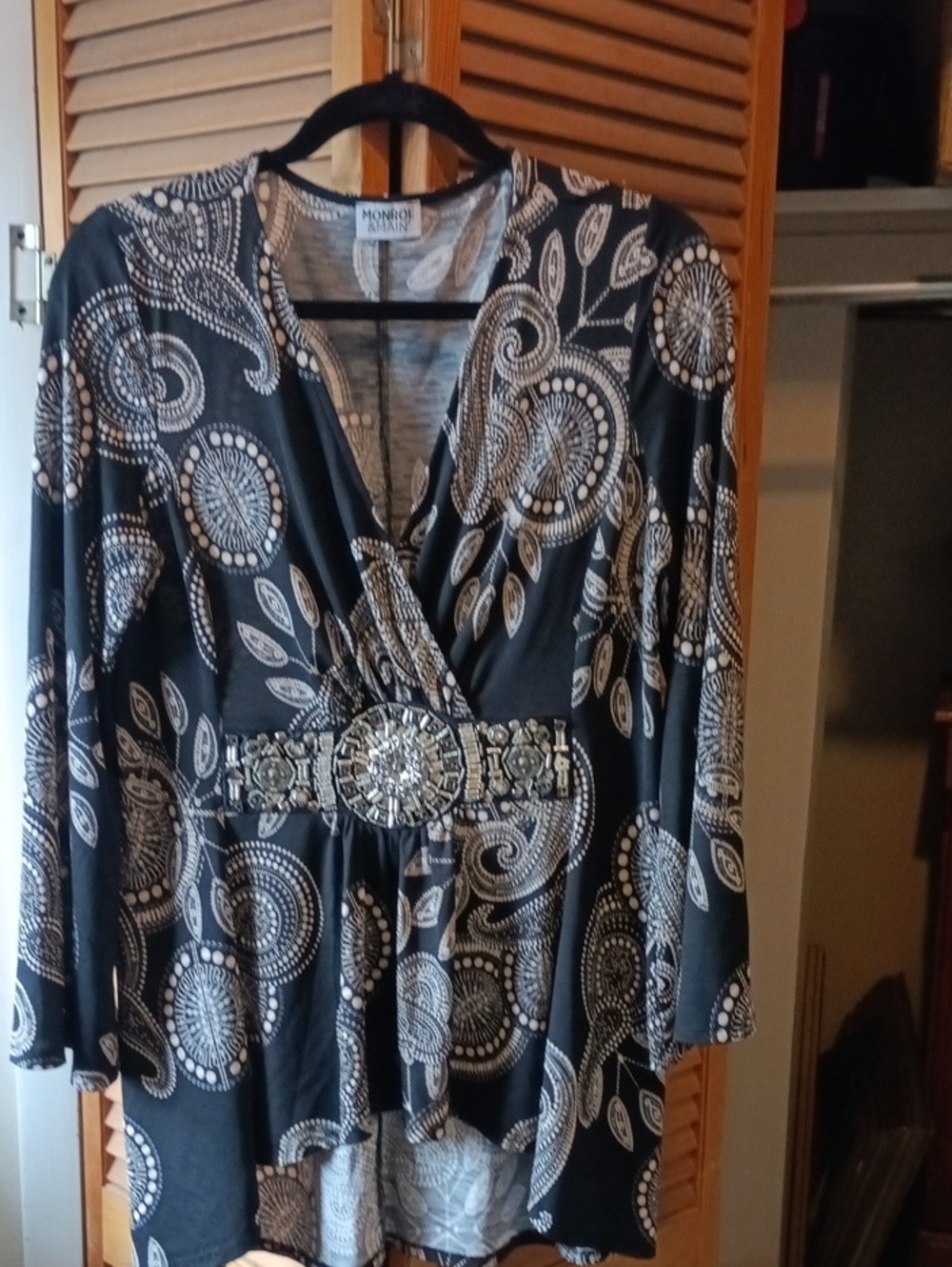 Monroe & Main Black Paisley Surplice Top with Embellished Waist Women's Size XL